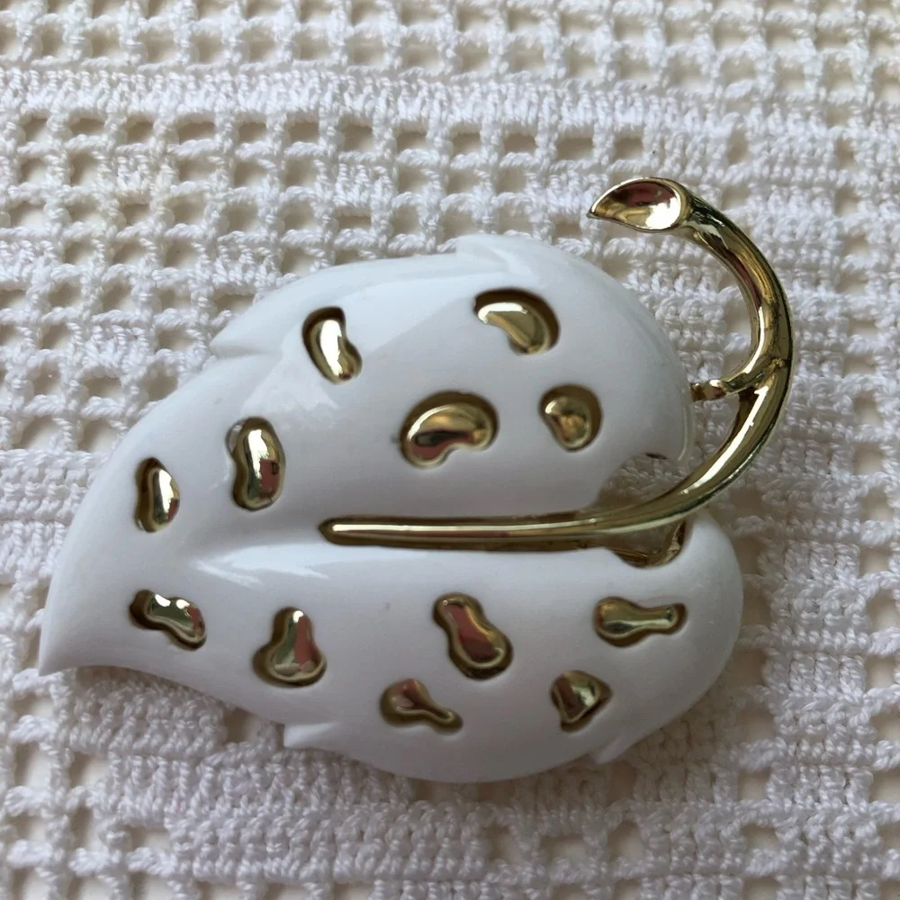 Sarah Coventry white leaf brooch 1970's vintage gold tone vintage